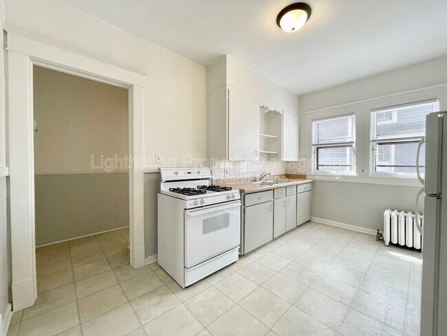 Building Photo - 231 Lyon St NE