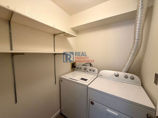 Building Photo - 1075 S Elkhart Way