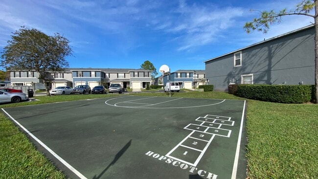 Building Photo - 3 Bedroom, 2.5 Bath Townhome with One Car Garage in Waterford Lakes Orlando!