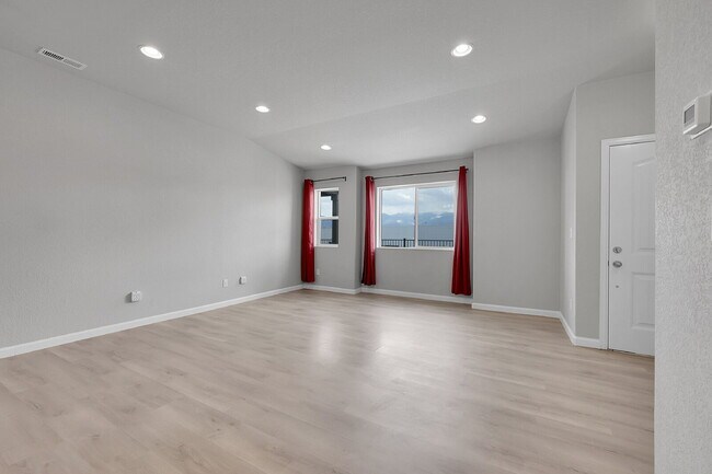 Building Photo - $2,150 - 3 Bed, 2.5 Bath Updated Townhome ...
