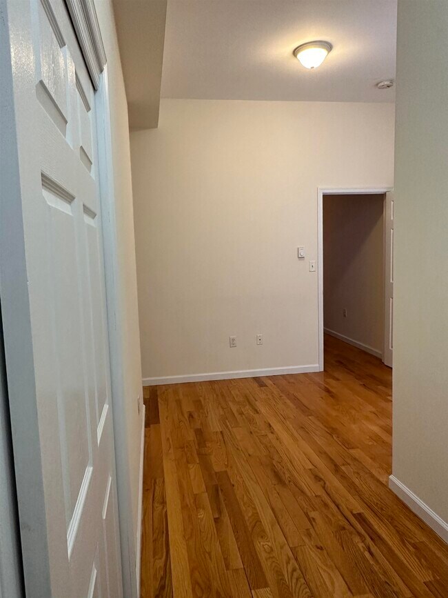 Building Photo - 942 Willow Ave