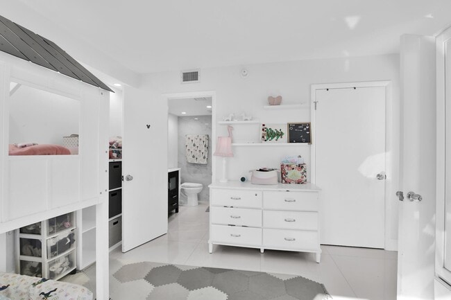 Building Photo - 1000 NE Quayside Terrace