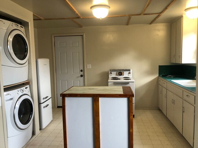 Building Photo - 1-Bedroom, 1-Bath Apartment with Retro Cha...