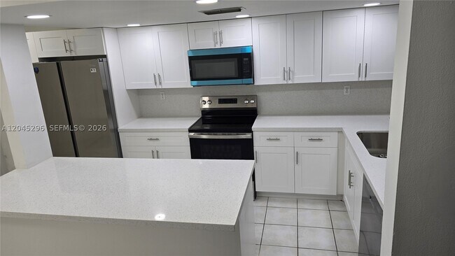 Building Photo - 2810 SW 87th Ave