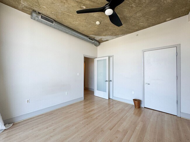 Building Photo - Sun-filled 2 Bed 2 Bath Condo In Vibrant Columbia Heights