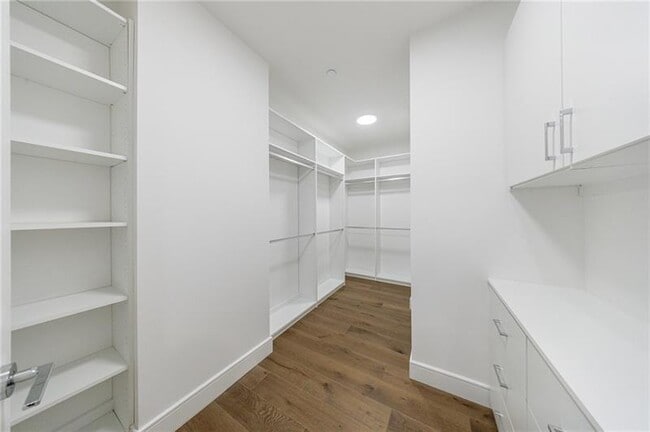 Building Photo - 2425 Peachtree Rd NE