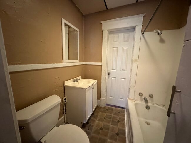 Building Photo - 118 State St N