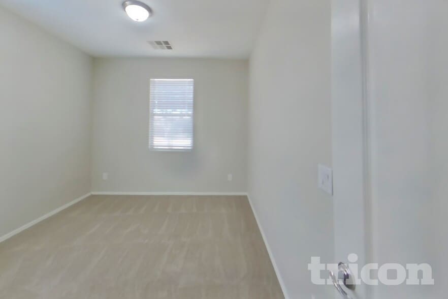 Building Photo - 4930 E Del Rio Dr