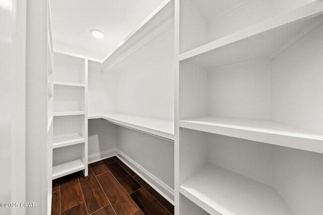 Building Photo - 1528 Oak Ave