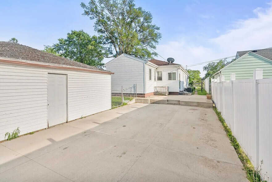 Building Photo - 1520 W 9th St