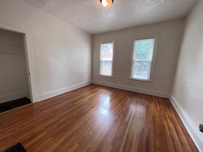 Building Photo - Bright 2 Bedroom Apartment with Laundry on Site!