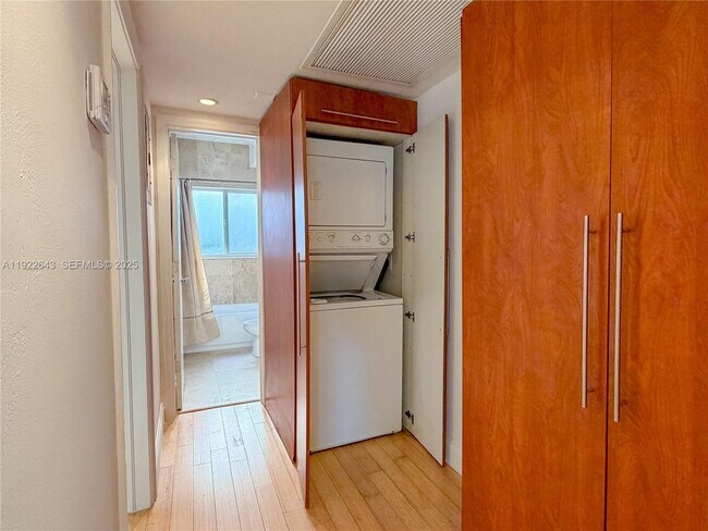 Building Photo - 10101 W Bay Harbor Dr