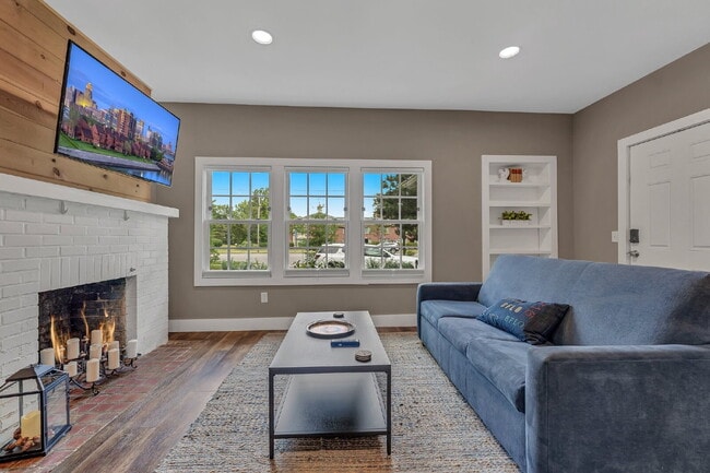 Building Photo - Furnished 1-Bedroom Lower Apartment on Main St