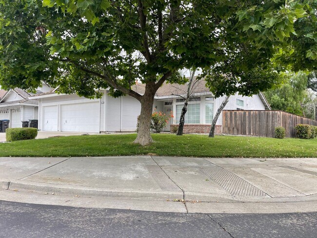 Building Photo - 3br/2ba Home on corner lot