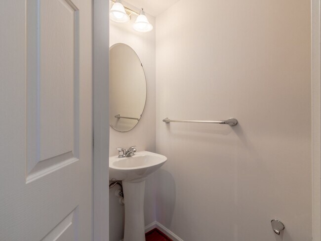 Building Photo - Spacious Unfurnished 3-BR, 2.5-BA year-rou...