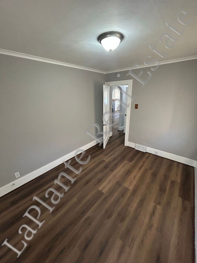 Building Photo - Charming 2-Bedroom Home in Toledo – Cozy &...