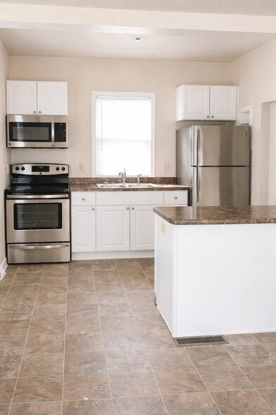 Building Photo - 305 S Van Buren St