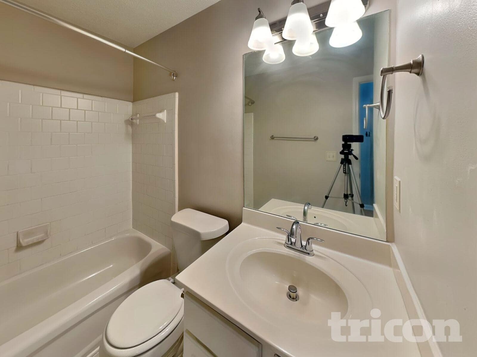 Building Photo - 1672 Woodsford Rd