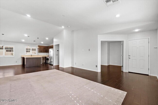 Building Photo - 2039 E Saddlebrook Rd