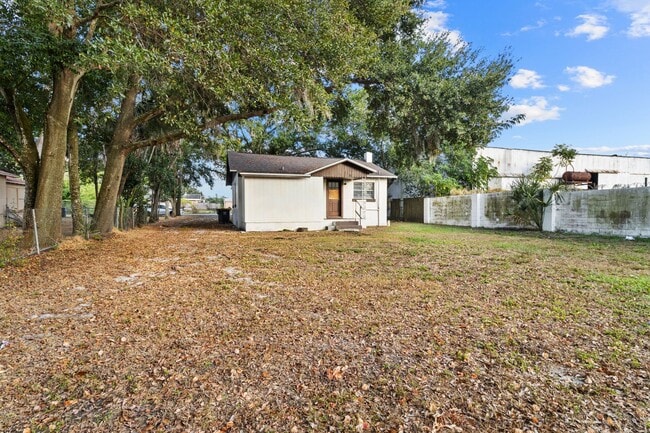 Building Photo - 3 bedroom 1 bathroom single family house!