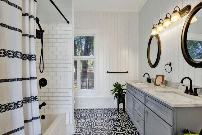 Building Photo - Thomas Square Home