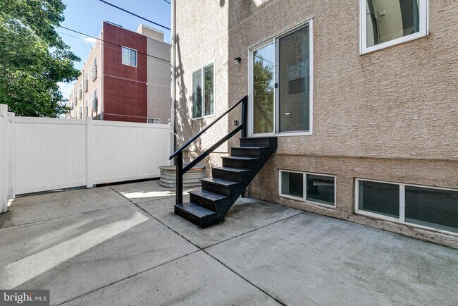 Building Photo - 220 W George St