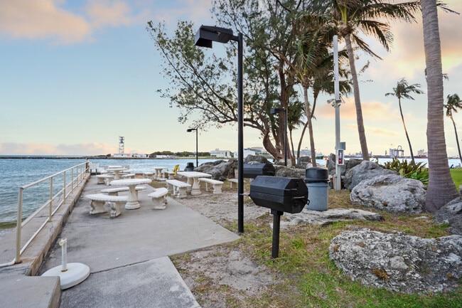 Building Photo - 2100 S Ocean Dr