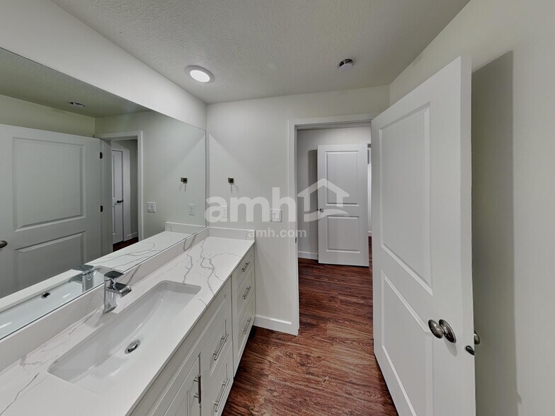 Building Photo - 8977 Royal Ln