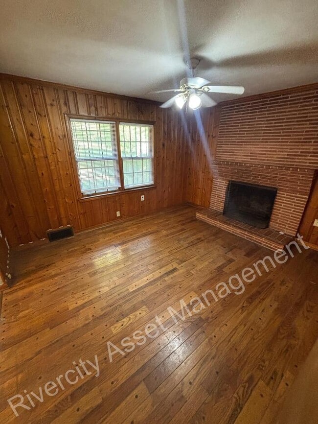 Building Photo - Charming 3-Bedroom Home with Fenced Yard & Original Hardwood Floors – Frayser, Section 8 Welcomed!