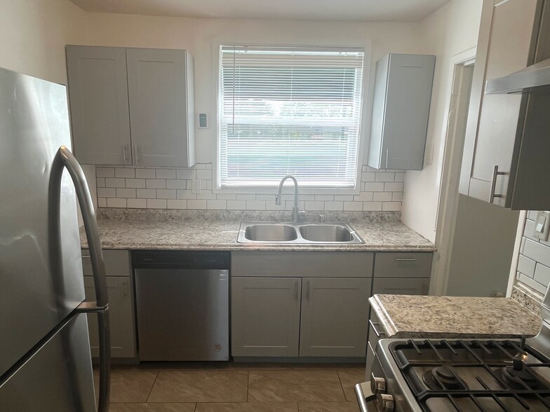 Kitchen - 10051 Bernhardt Dr