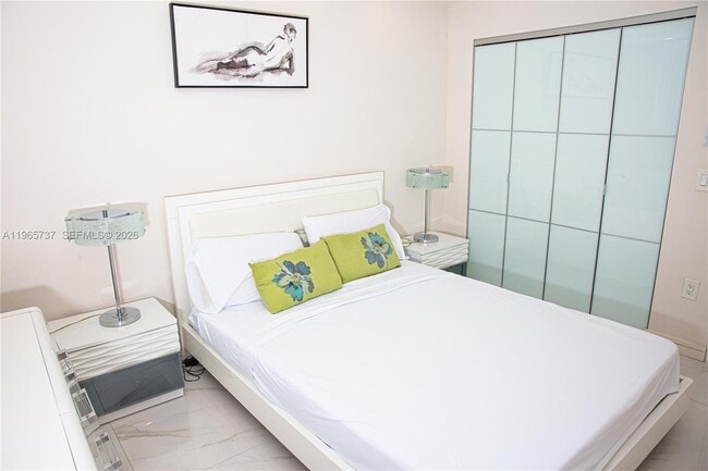 Building Photo - 16445 Collins Ave