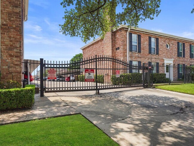 Building Photo - 6402 Del Monte Dr