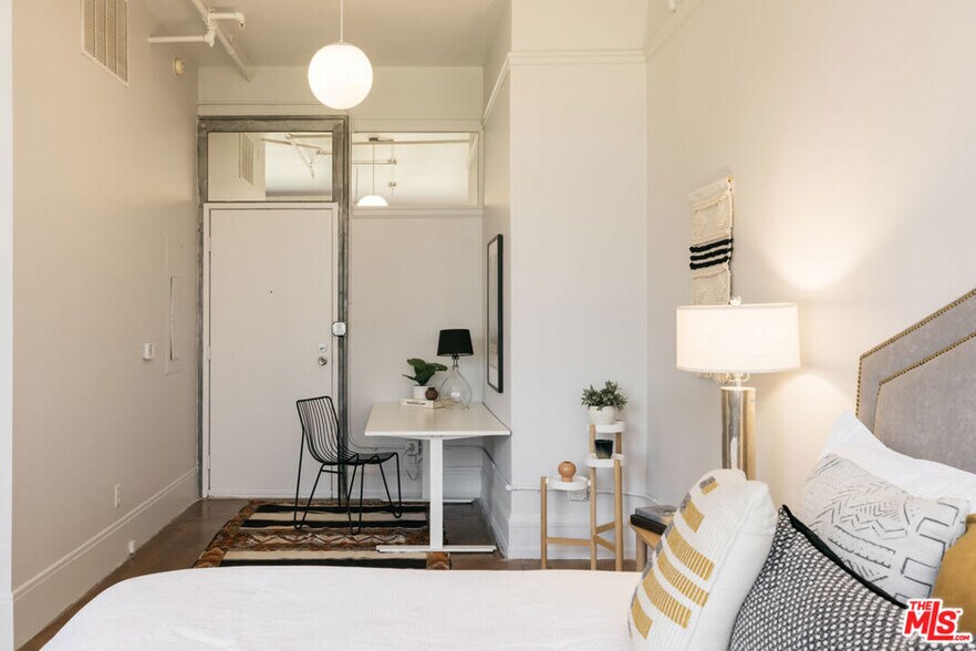 Building Photo - 108 W 2nd St