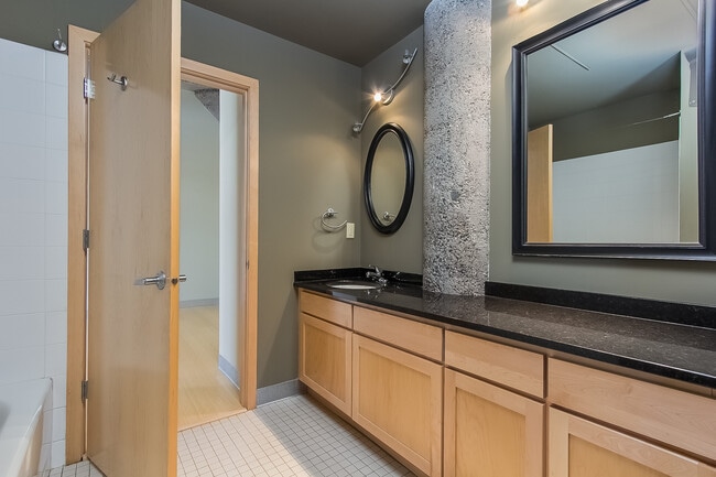 Building Photo - 521 S 7th St