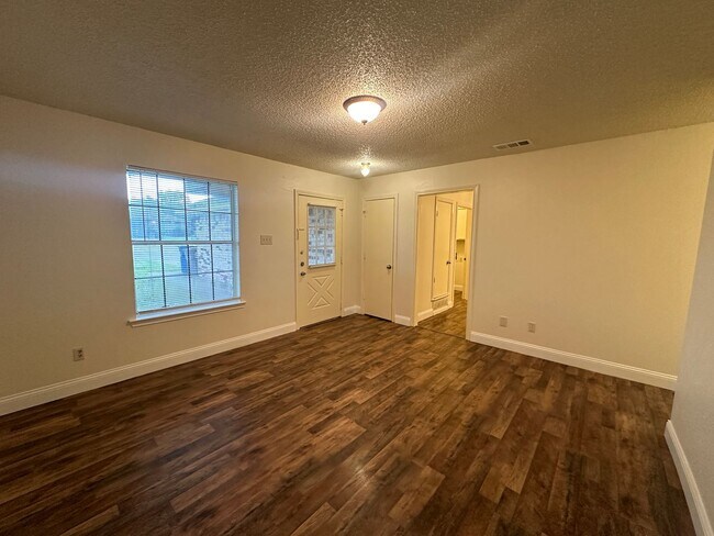 Building Photo - 5415-5415 Brookhollow Dr