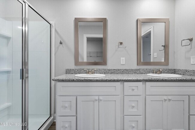 Building Photo - 3 Bed / 2 Bath Home – Modern Finishes & Convenient Location