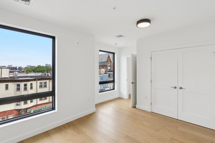 Building Photo - 256 Dorchester St