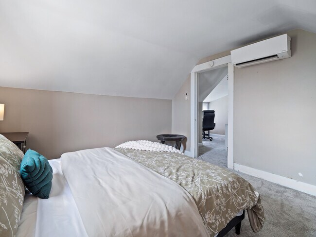 Building Photo - 679 Washington St