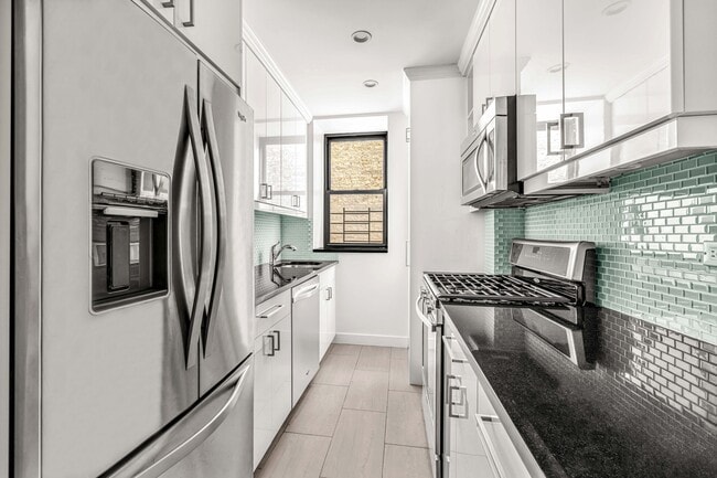 Building Photo - 320 W 89th St