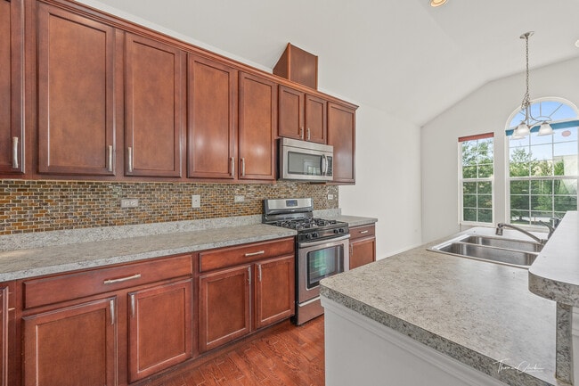 Building Photo - 2528 Dunraven Ave