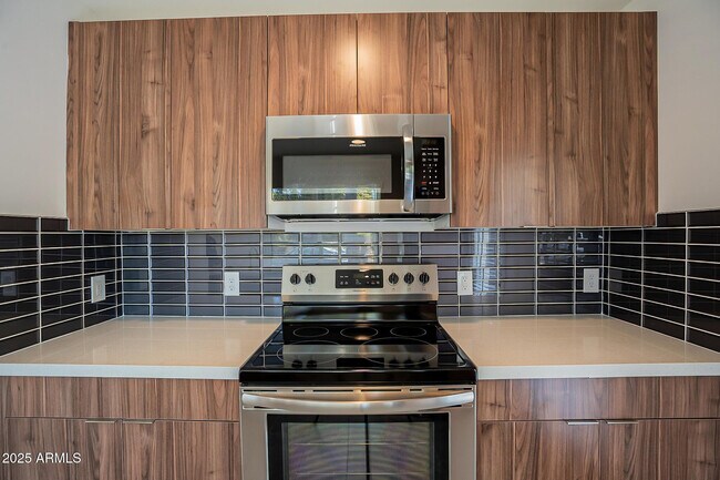 Building Photo - 6227 N 13th Pl