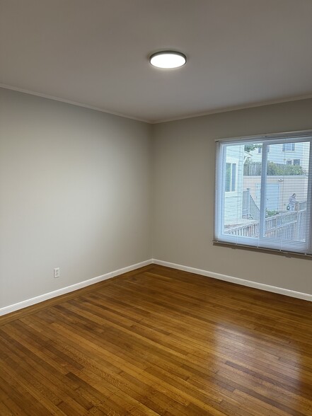 Spacious bedroom - 2022 32nd Ave