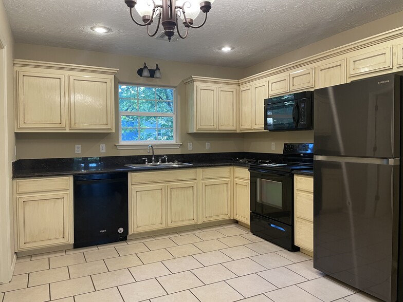 kitchen - 510 Kim St