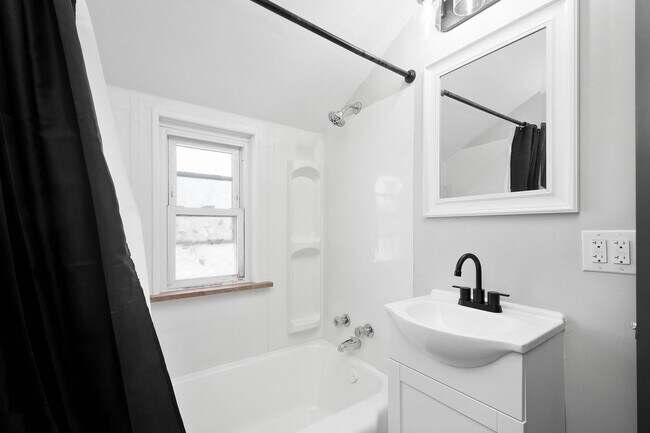 Building Photo - 826 Miller Ave