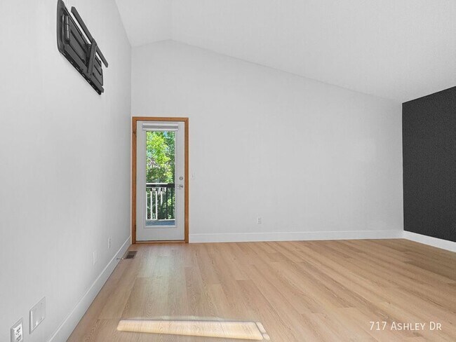 Building Photo - 717 Ashley Dr