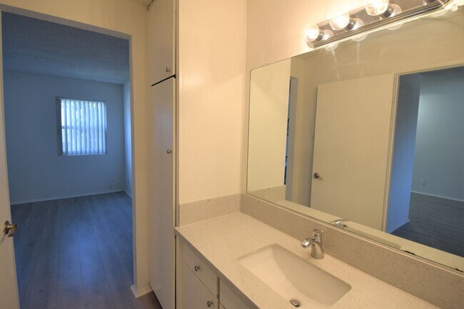 Building Photo - 6954