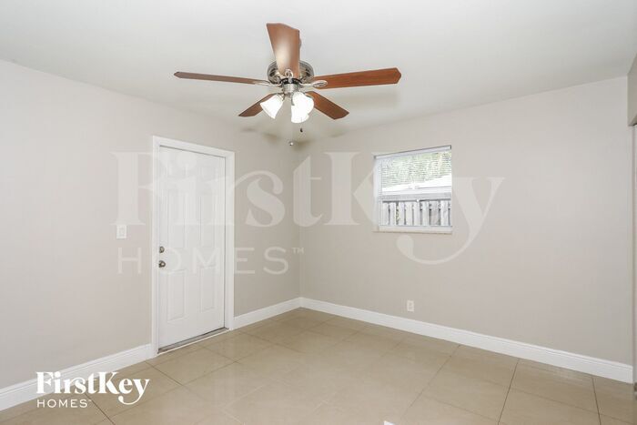 Building Photo - 1061 SW 31st St