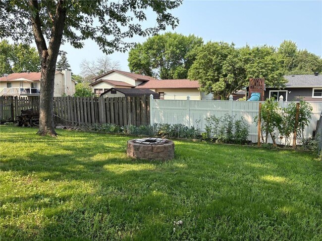 Building Photo - 9055 Forestview Ln N
