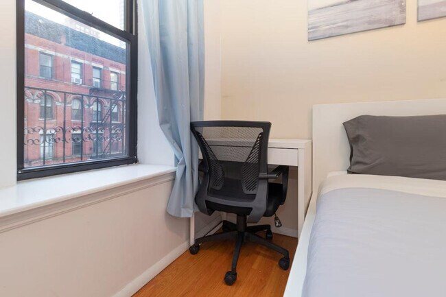 Building Photo - 331 E 92nd St