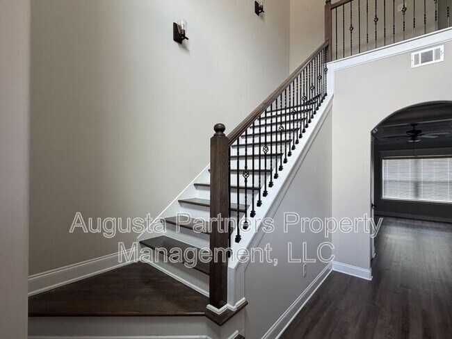 Building Photo - 3500 Hilltop Trl